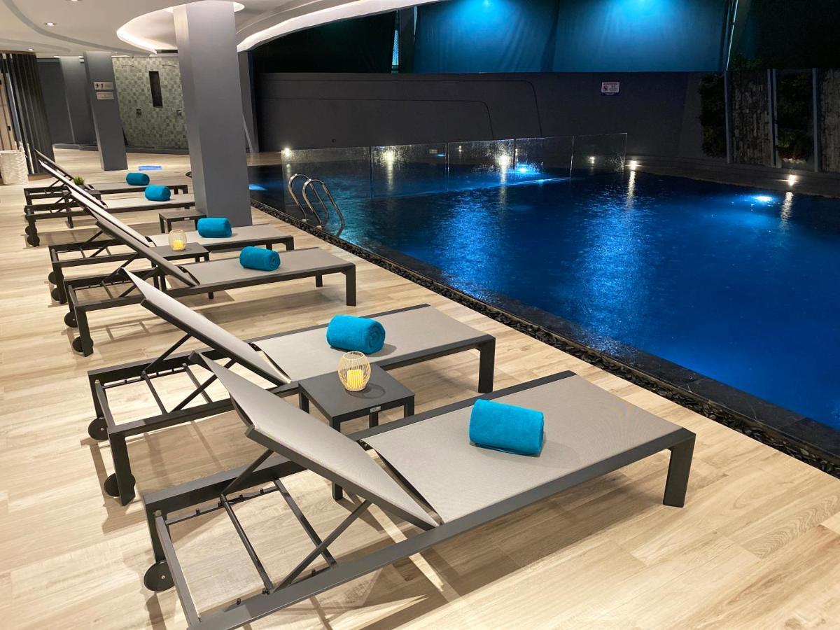 The Oceanic Sportel Phuket - Sha Extra Plus Exterior foto The pool at the 1018
