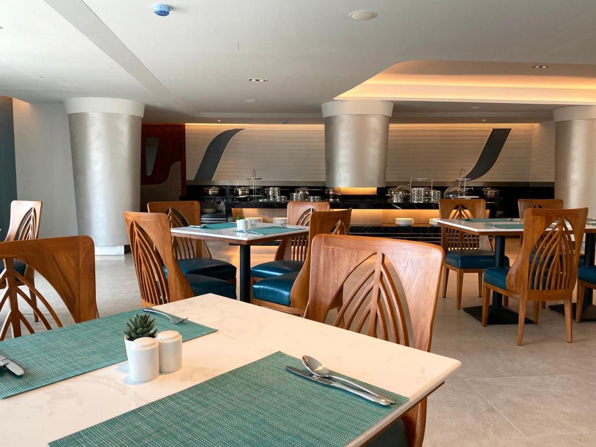 The Oceanic Sportel Phuket - Sha Extra Plus Exterior foto The restaurant at the hotel