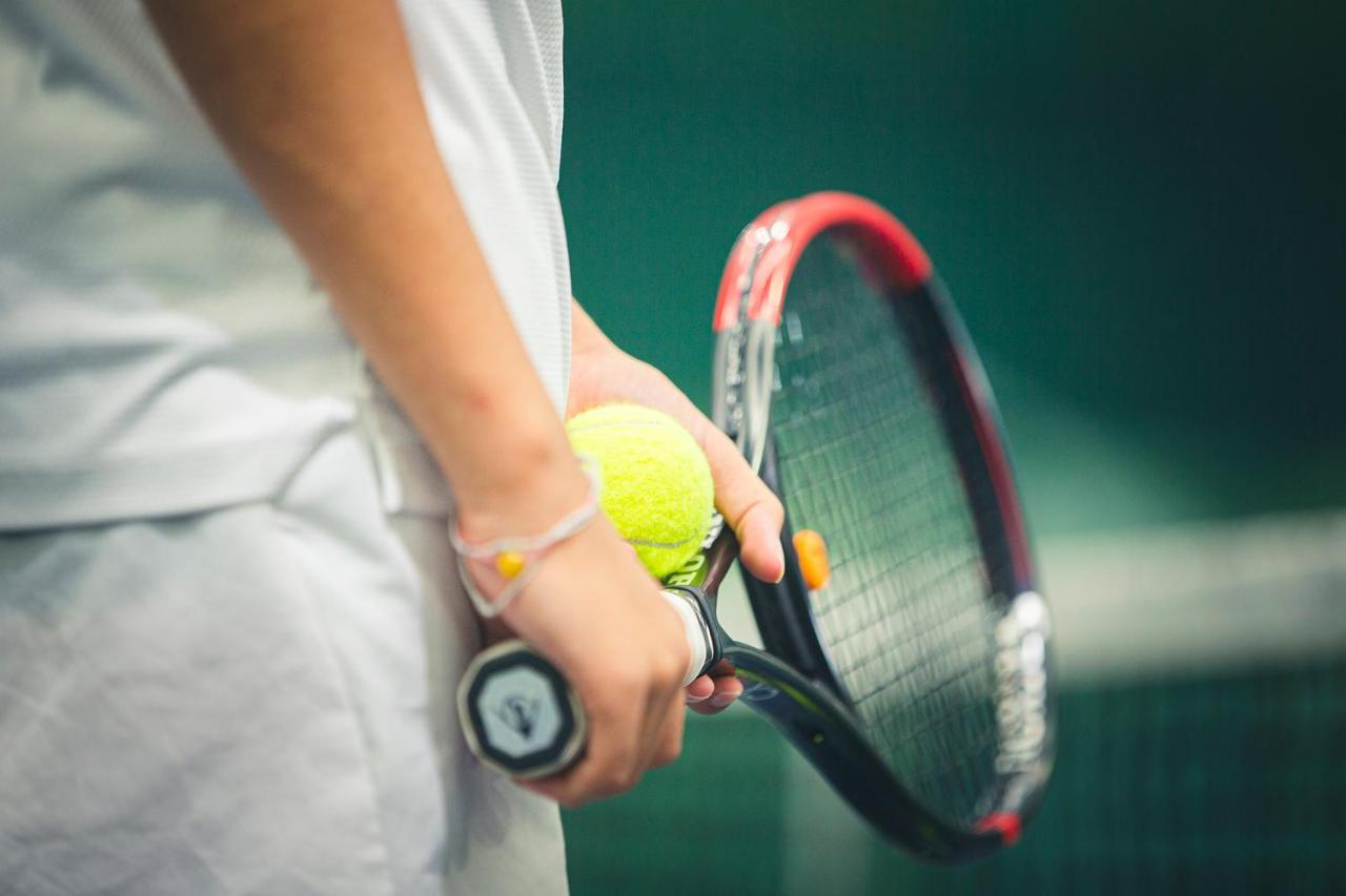 The Oceanic Sportel Phuket - Sha Extra Plus Exterior foto Tennis player holding a racket