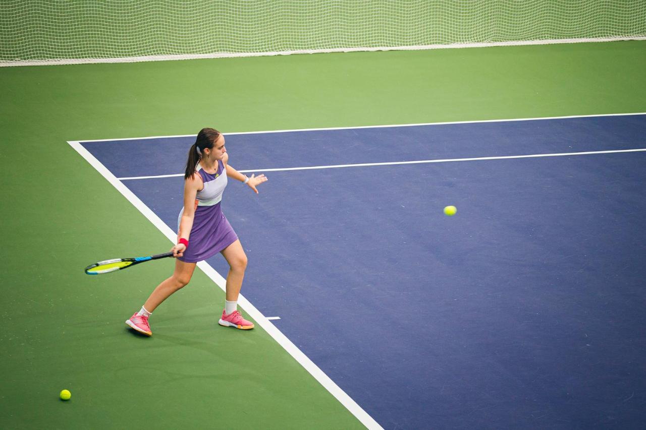 The Oceanic Sportel Phuket - Sha Extra Plus Exterior foto A player preparing to hit a forehand