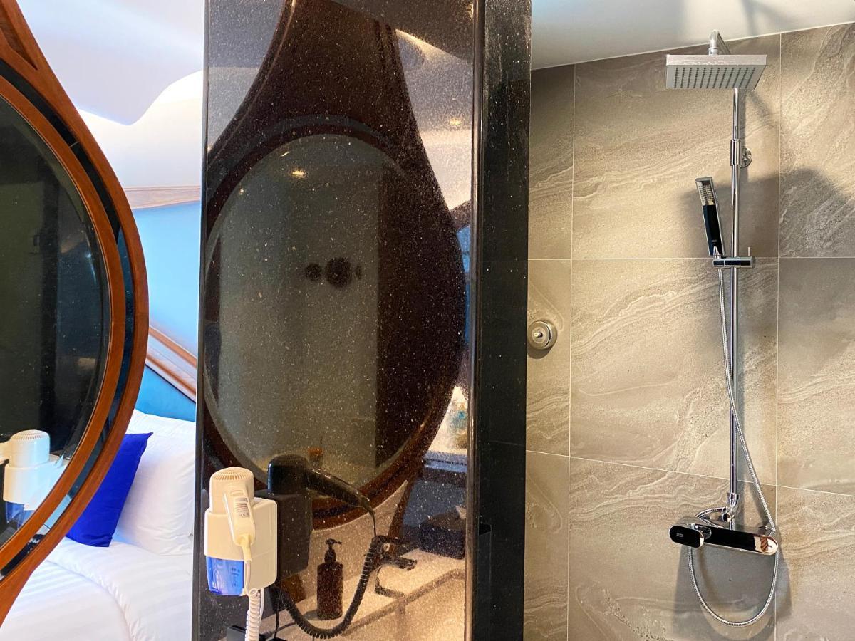 The Oceanic Sportel Phuket - Sha Extra Plus Exterior foto A shower on a cruise ship