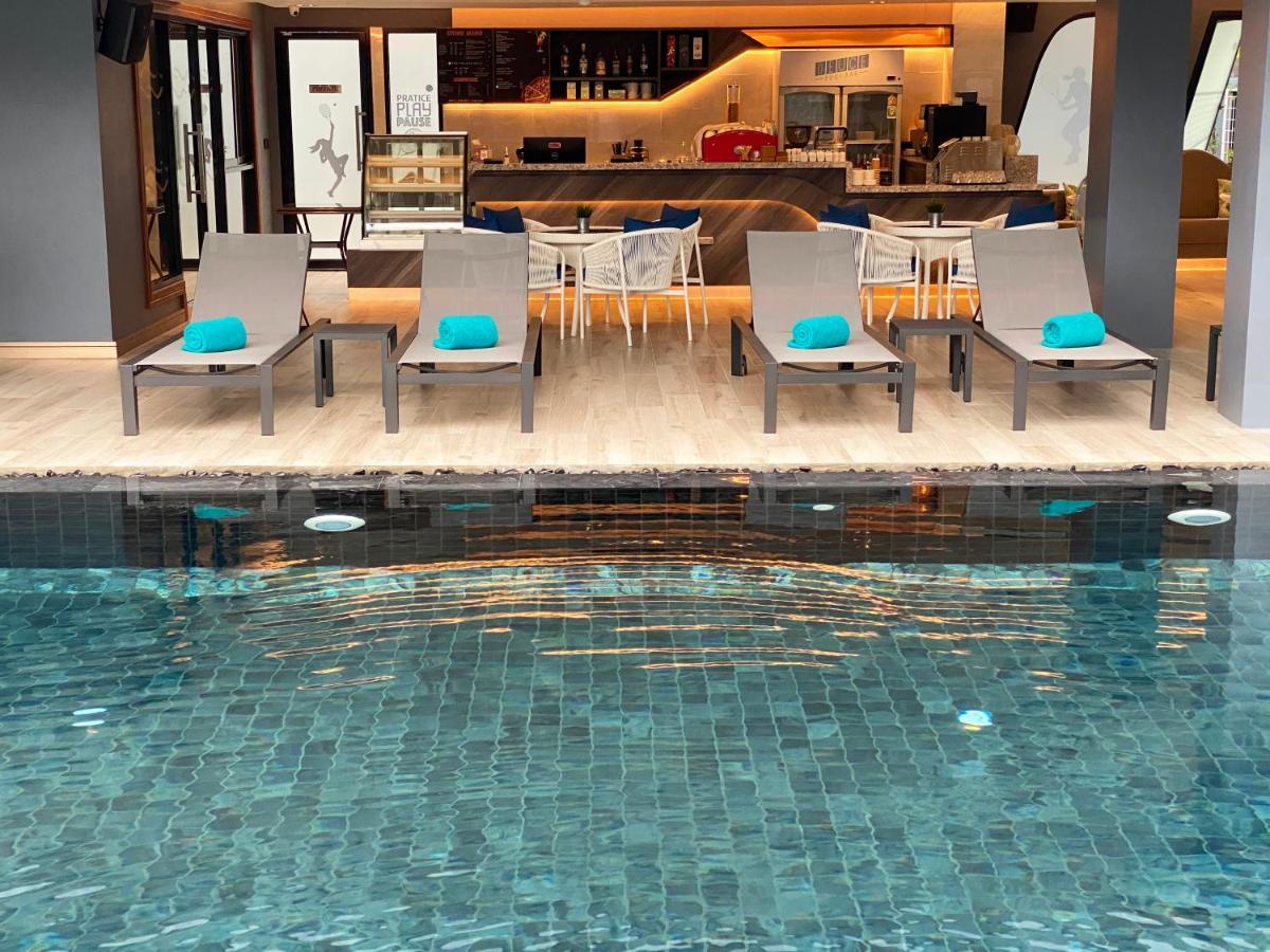 The Oceanic Sportel Phuket - Sha Extra Plus Exterior foto The pool at the hotel