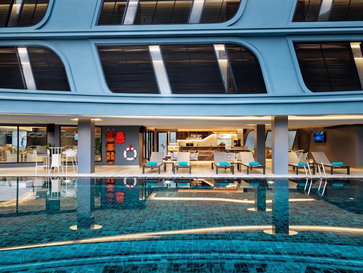 The Oceanic Sportel Phuket - Sha Extra Plus Exterior foto The pool at the hotel