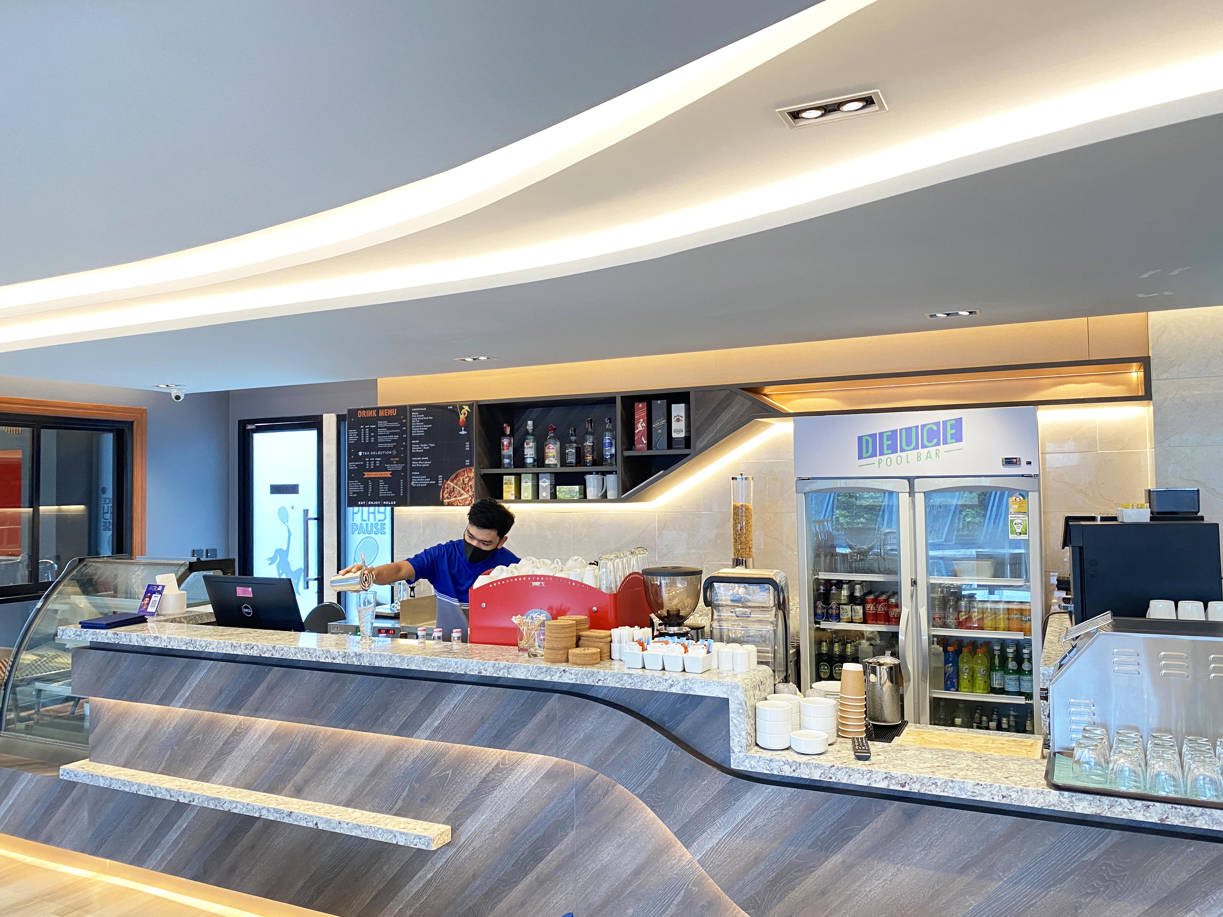 The Oceanic Sportel Phuket - Sha Extra Plus Exterior foto A Starbucks in the airport