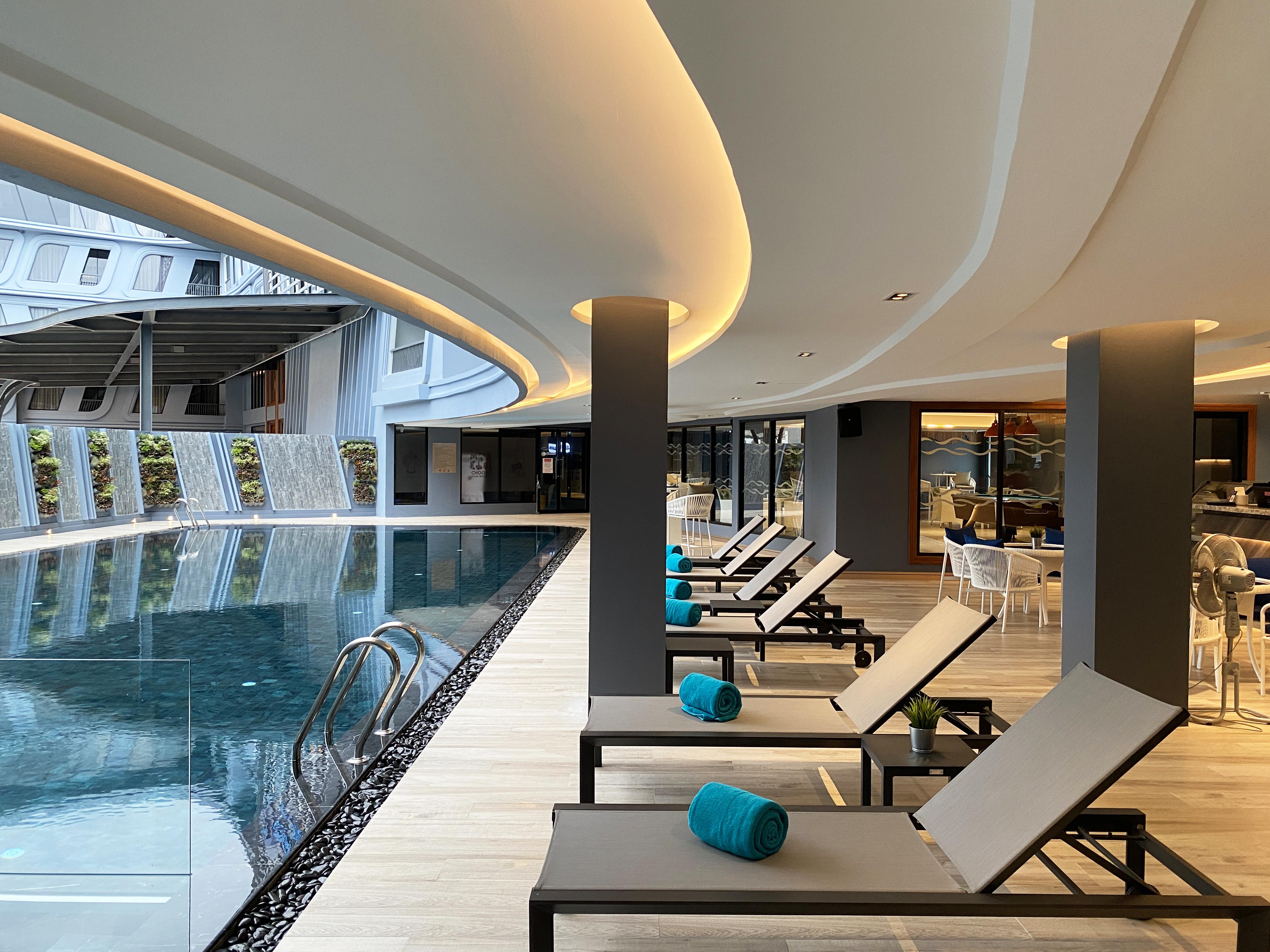 The Oceanic Sportel Phuket - Sha Extra Plus Exterior foto The pool at the hotel