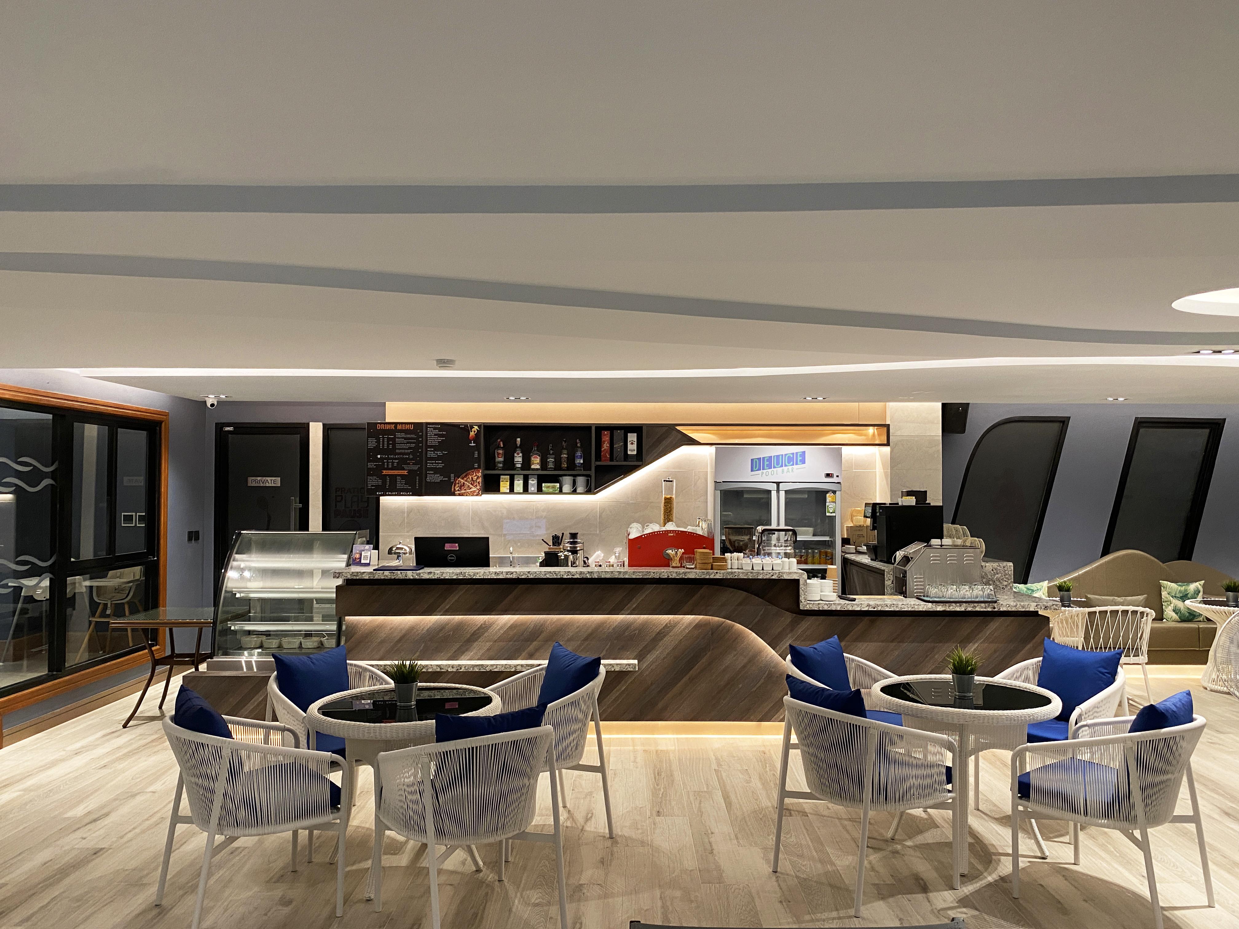 The Oceanic Sportel Phuket - Sha Extra Plus Exterior foto The lounge at KLIA